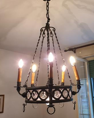 Lampadario in ferro stile mediavale