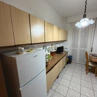 Cucina con elettrodomestici