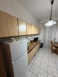 Cucina con elettrodomestici