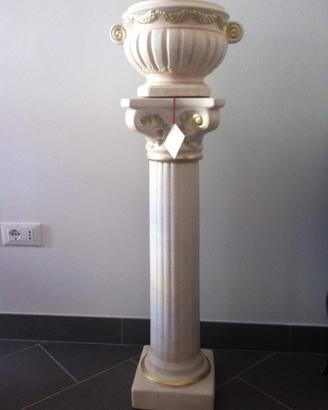 Vaso e colonna in ceramica, lavorati a mano
