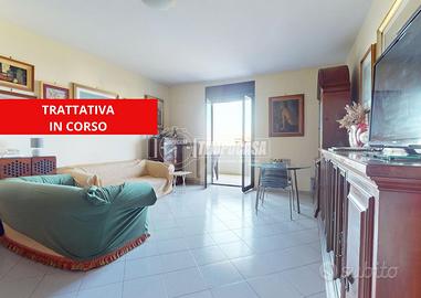 Ampio quadrivani, con due posti auto e cantina.