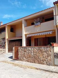 Villetta a schiera, due livelli, giardino e garage