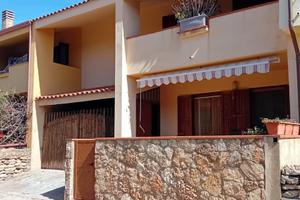 Villetta a schiera, due livelli, giardino e garage