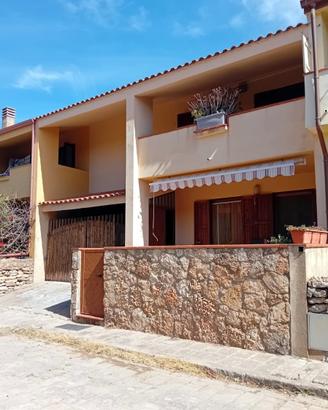 Villetta a schiera, due livelli, giardino e garage