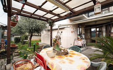 3 LOCALI CON GIARDINO SENZA SPESE E AMPIO BOX