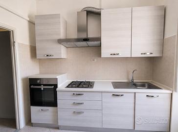 Cucina con elettrodomestici 