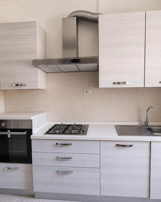 Cucina con elettrodomestici 