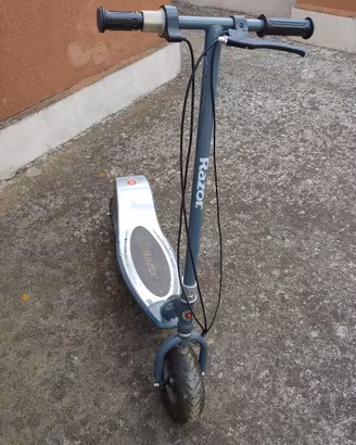 Monopattino elettrico Razor E300