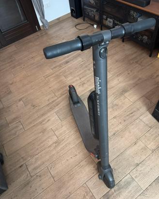 Monopattino ninebot con batteria aggiutiva