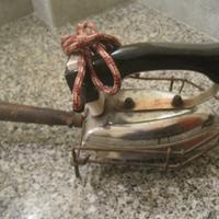 Ferro da stiro antico con basamento