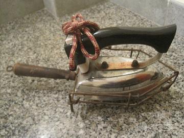 Ferro da stiro antico con basamento