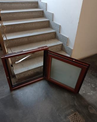 finestre in alluminio colore noce 60x60 