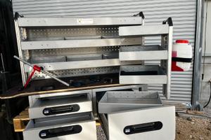 Allestimento cassettiera scaffalatura per furgone