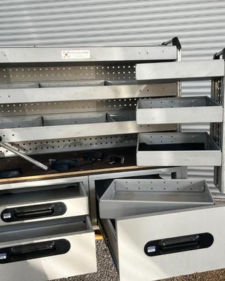 Allestimento cassettiera scaffalatura per furgone