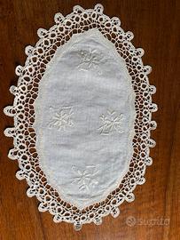 Centrino o coprivassoio in pizzo di Cantù e ricamo