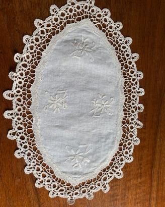Centrino o coprivassoio in pizzo di Cantù e ricamo