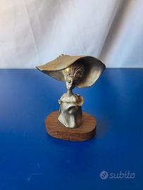 Statua Vintage Donna con Cappello in Peltro