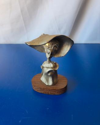 Statua Vintage Donna con Cappello in Peltro