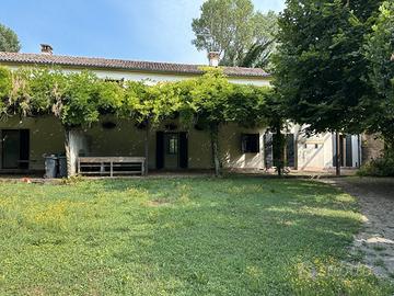 Porzione di bivilla storica mira porte