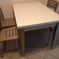 Tavolo da cucina allungabile con 4 sedie
