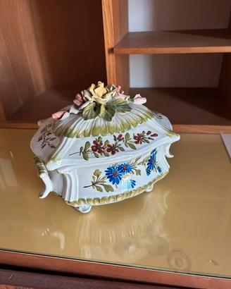 Contenitore con decorazioni floreali