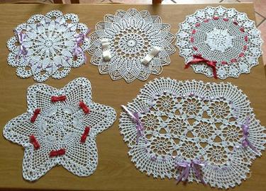 Lotto di n.5 centrini di cotone all'uncinetto