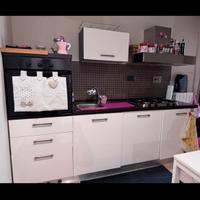 Cucina bianca e marrone