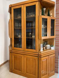 Credenza angolare completa di cristalleria