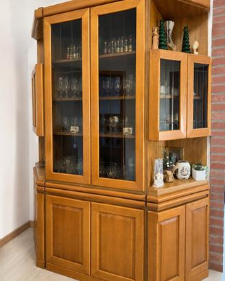 Credenza angolare completa di cristalleria