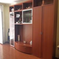 parete attrezzata, scrivania, divano e tavolino 