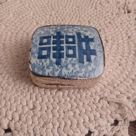 Scatola cinese in peltro e porcellana decorata