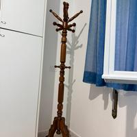 Appendiabiti in legno scuro