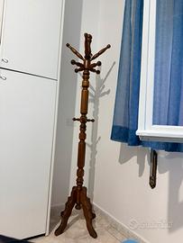 Appendiabiti in legno scuro