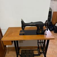 Macchina da cucire vintage in ghisa Singer