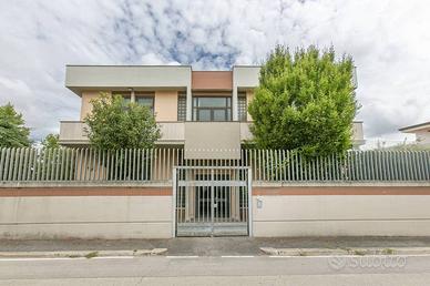 Immobile di 1134 m² con più di 5 locali a Aprilia