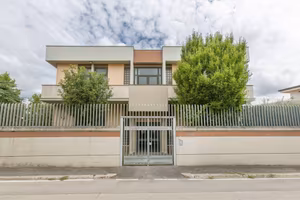 Immobile di 1134 m² con più di 5 locali a Aprilia