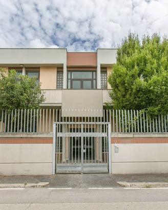 Immobile di 1134 m² con più di 5 locali a Aprilia