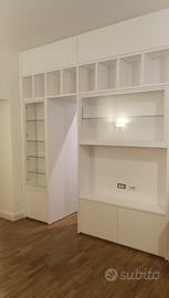 Parete bifacciale sala-cucina in legno