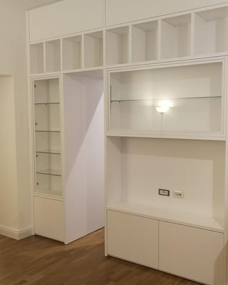 Parete bifacciale sala-cucina in legno