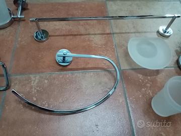 specchio con plafoniera e arredo bagno marca ind