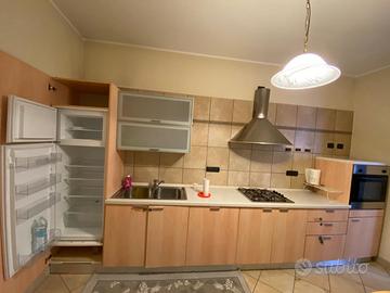 Cucina completa di elettrodomestici