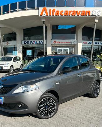 Lancia Ypsilon 1.0 firefly hybrid Silver