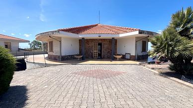 Villa di design mq.200 con mq.1000 di esterno