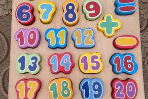 Puzzle dei numeri in legno