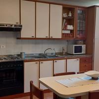 Cucina con tavolo allungabile e sedie