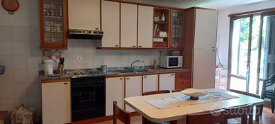 Cucina con tavolo allungabile e sedie