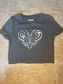 Crop top grigio scuro con cuore “TW” – Taglia XS