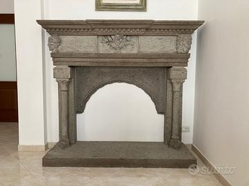 Caminetto in pietra peperino