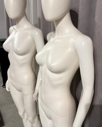 Manichino. Due manichini da vetrina