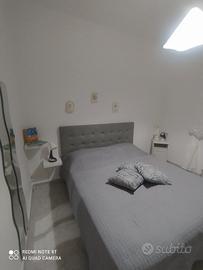 camera da letto arredata in casa di campagna 